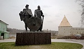 Гром-камень или в Старой Ладоге установили монумент князьям Рюрику и Олегу